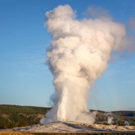 Old Faithful im Morgenlicht